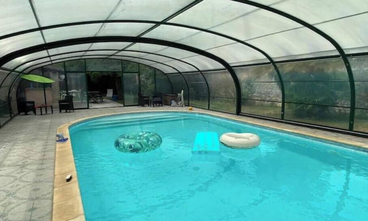 Courcon Apartment | Charming studio apartment with a pool