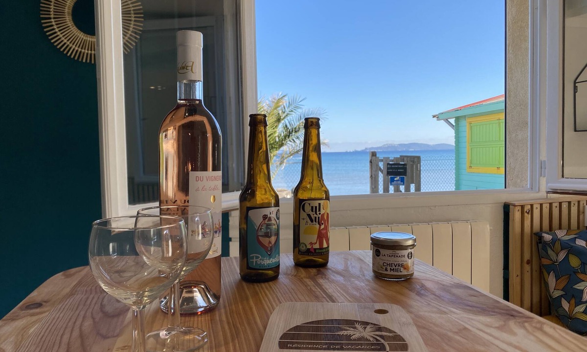 La Capte Apartment | Charming Studio Flat direct beach access AC