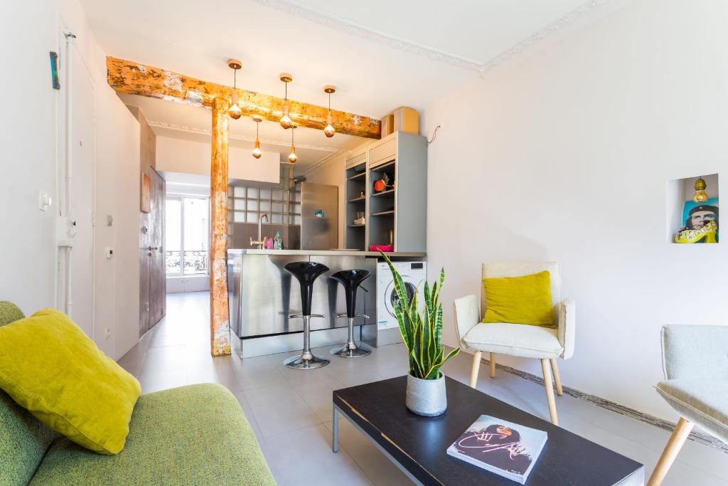 Porte-Saint-Martin Apartment | Charming studio for 2 near République