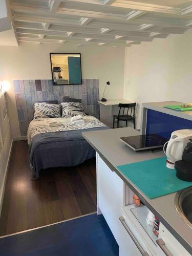 Neuilly-sur-Seine Apartment | Charming Studio on House Boat