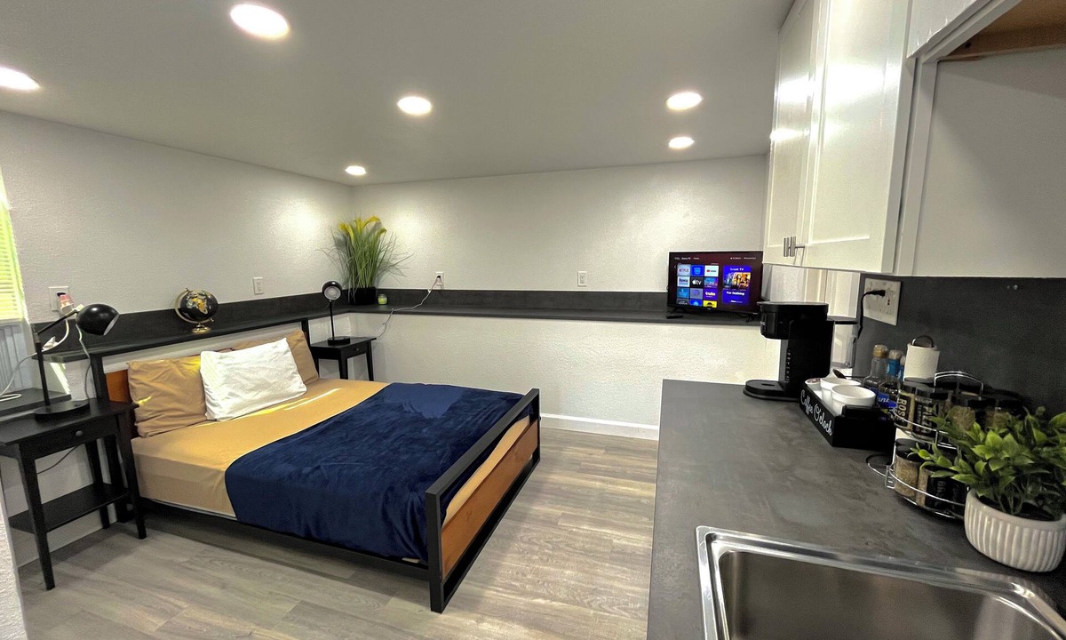 Sylvan Hills Apartment | Charming Studio in Atlanta - 12 Min to Downtown, Parking, A/C, Washer/Dryer!