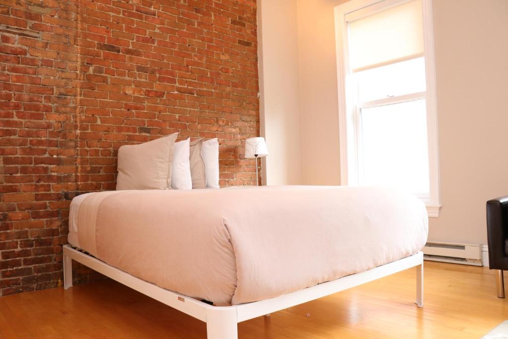 Columbus Apartment | Charming Studio in Boston Brownstone, #6
