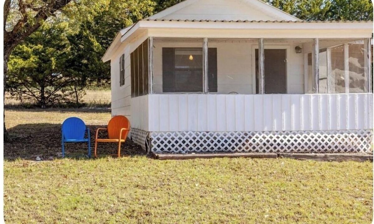 Connerville Other | Charming studio in Mannsville OK, w/Starlink internet & cozy queen bed.