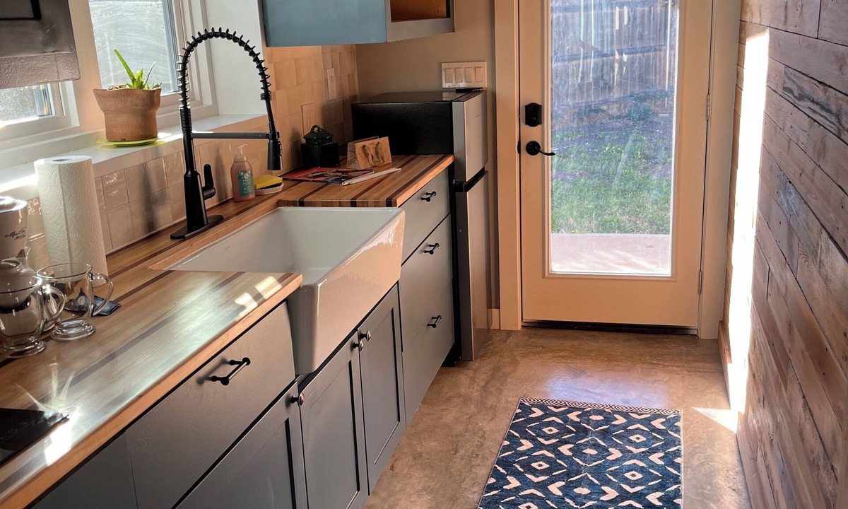 Rio Robles Apartment | Charming studio in marvelous Austin with WiFi, TV, pickleball and lake access