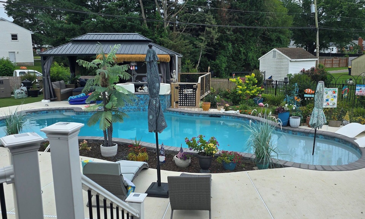 Dover House | Charming studio in peaceful Dover with AC, WiFi, pool, hot tub