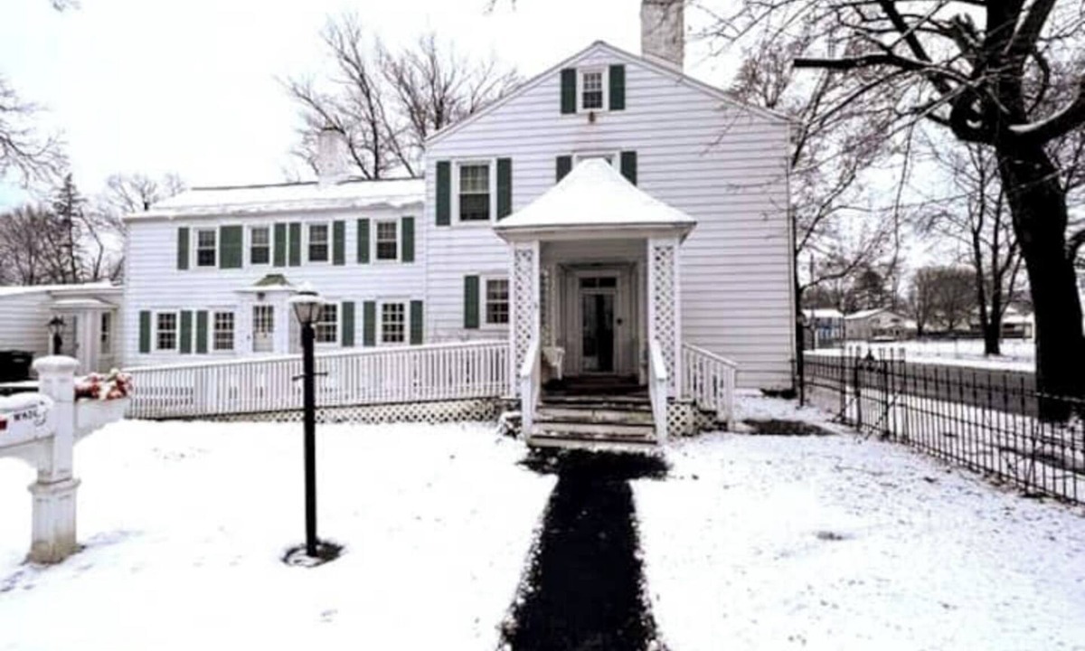 Troy Apartment | Charming studio in riverfront Troy mansion