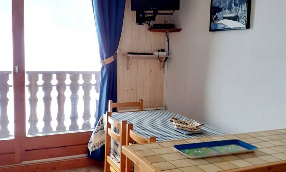 Station de Drouzin le Mont Apartment | Charming Studio in Verdant Setting with Balcony, Sleeps 4
