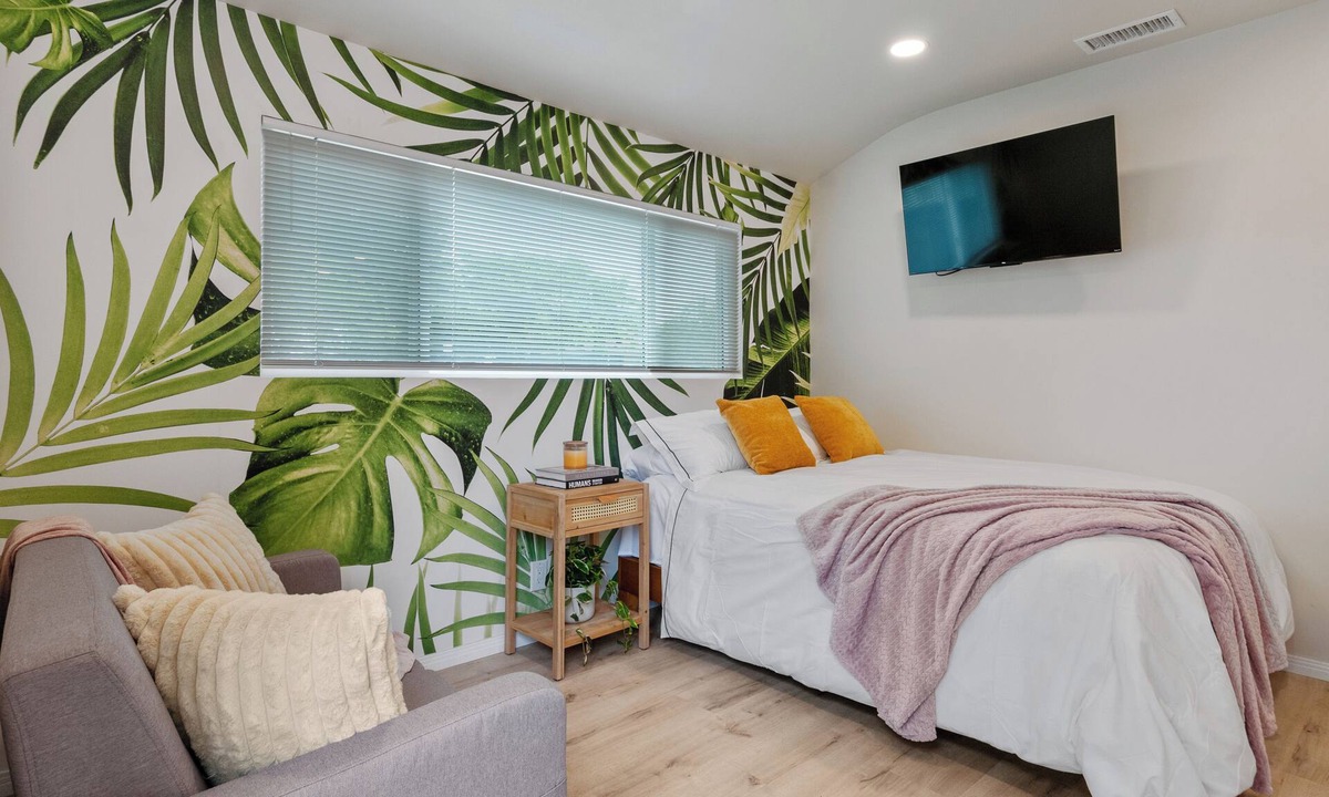 Riverside House | Charming studio near UCR, Downtown & plazas