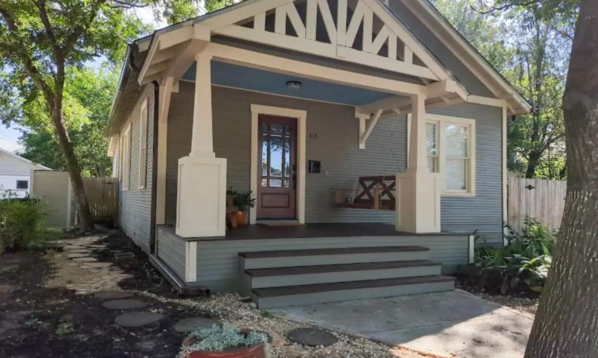 Southtown House | Charming Studio w Deck Garden