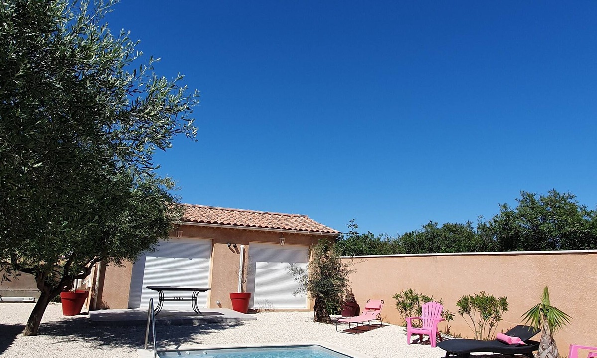 Pierrelatte Apartment | Charming studio with terrace and pool. For two people. Dog accepted.