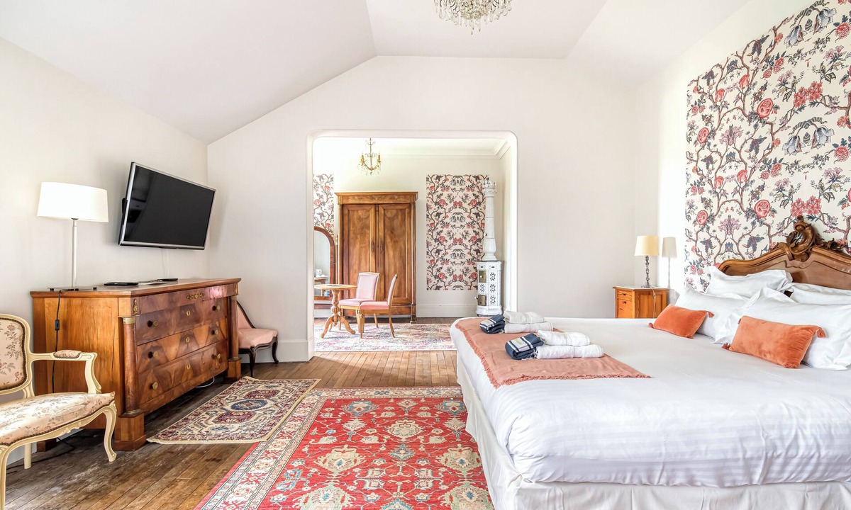 Bouchemaine Bed & Breakfast | Charming suite with sauna at Château Le Fresne