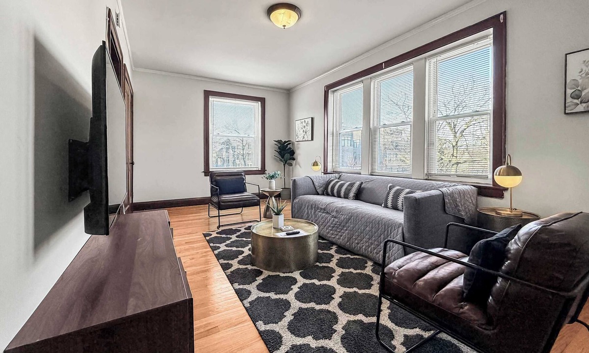 Old Irving Park Apartment | Charming Sunlit 1BR Apartment