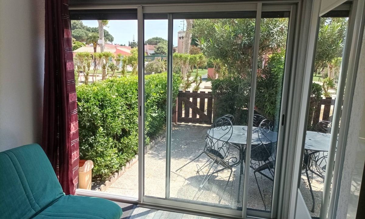 Les Arenes Apartment | Charming T2 available 18/07-1/08 and off season. Beach 800 m, swimming pool, parking,