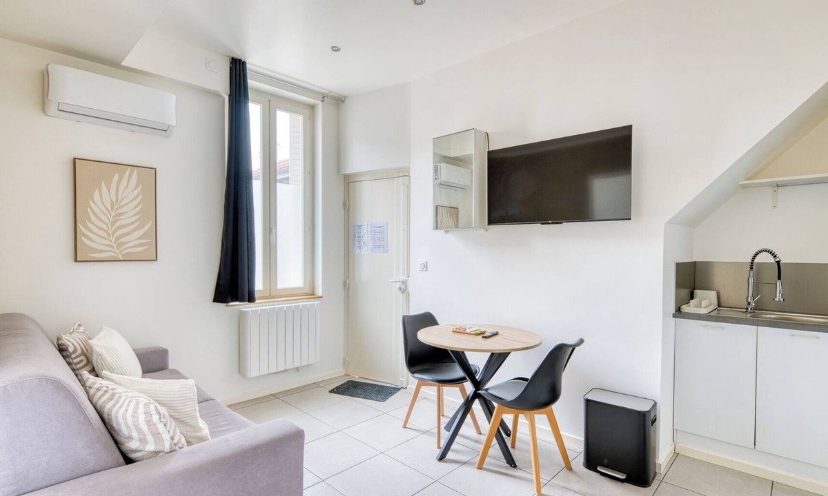 Les Poulettes Apartment | Charming T2 near Lyon!