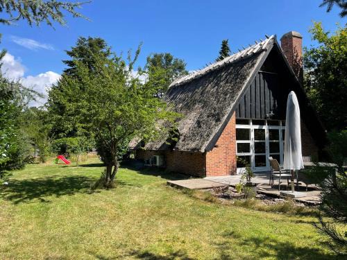 Skaverup House | Charming Thatched Cottage Near The Water