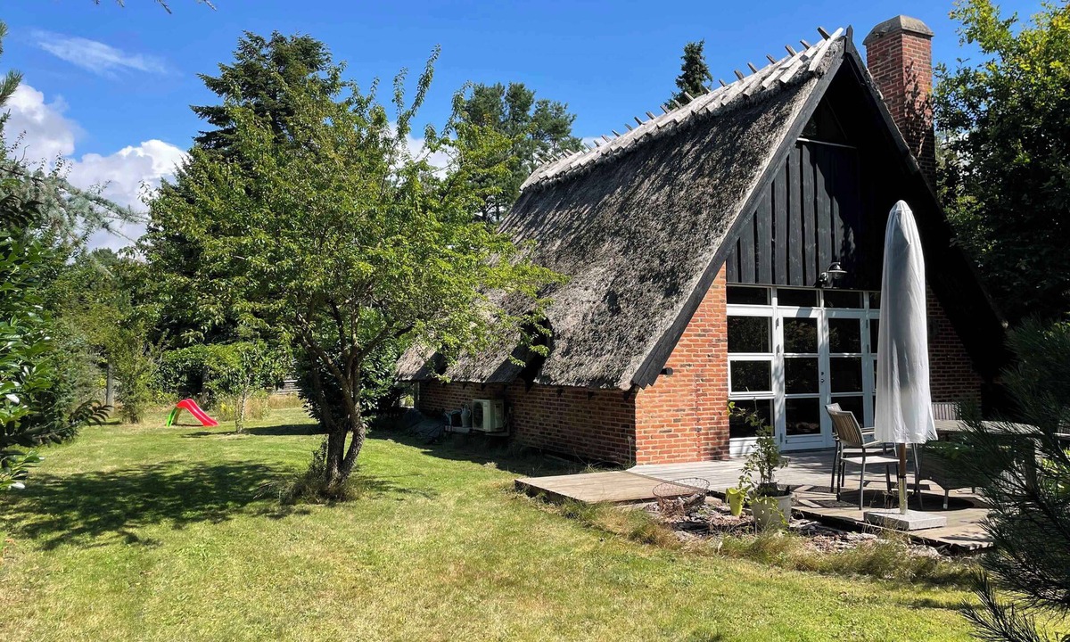 Skaverup House | Charming thatched cottage near the water