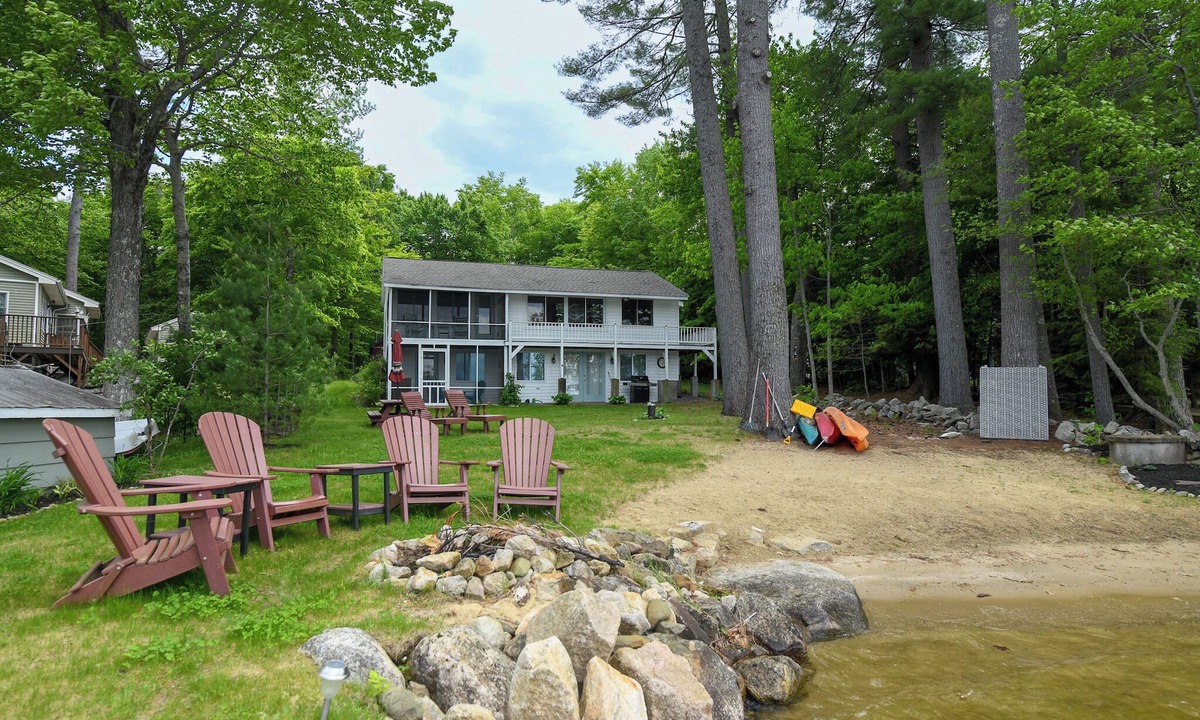 Oxford House | Charming Thompson Lake Retreat – Sandy Beach, Dock & Kayaks
