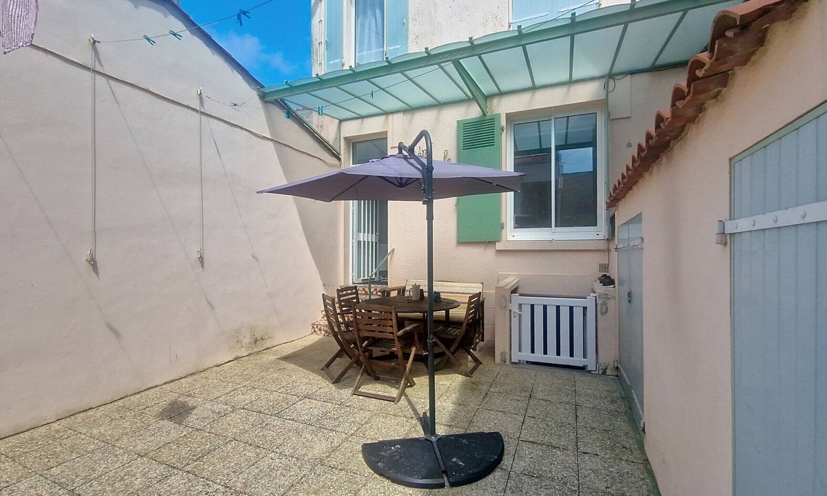 Les Sables d'Olonne House | Charming Townhouse 2BR with Courtyard at Les Sables-d'Olonne, Near Beach