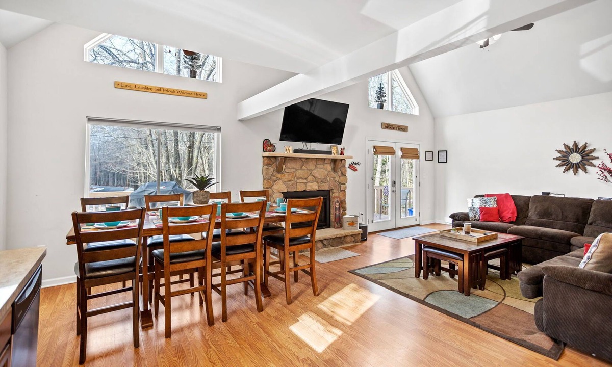 Albrightsville Ski Chalet | Charming Towamensing Trails Chalet - Sleeps 9, Fireplace, BBQ Deck & Large Yard