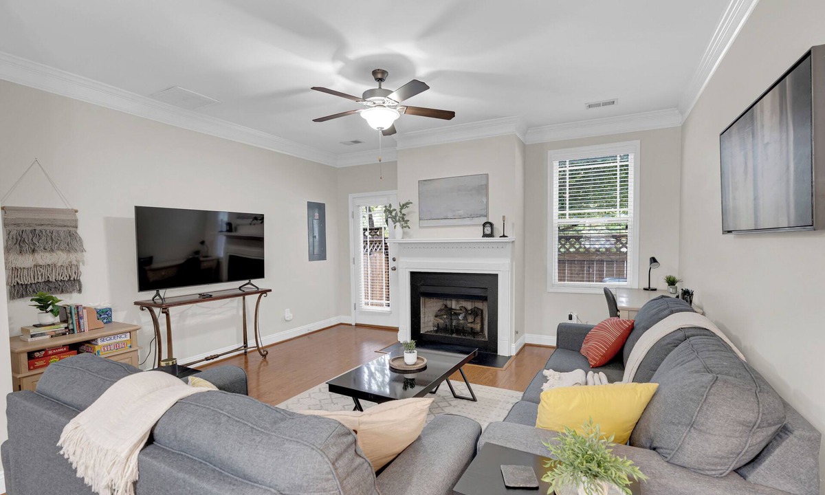 Arsenal Hill House | Charming Townhome,PRIME LOCATION,Historic,Mins to USC,TVs,Parking,Fireplace,W/D
