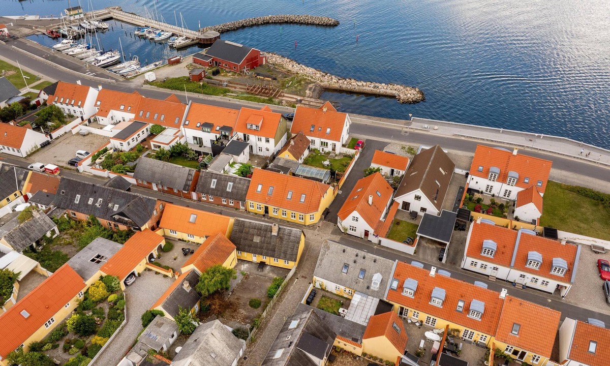 Logstor House | Charming townhouse from 1877, located in the middle of Løgstør only 100 meters.