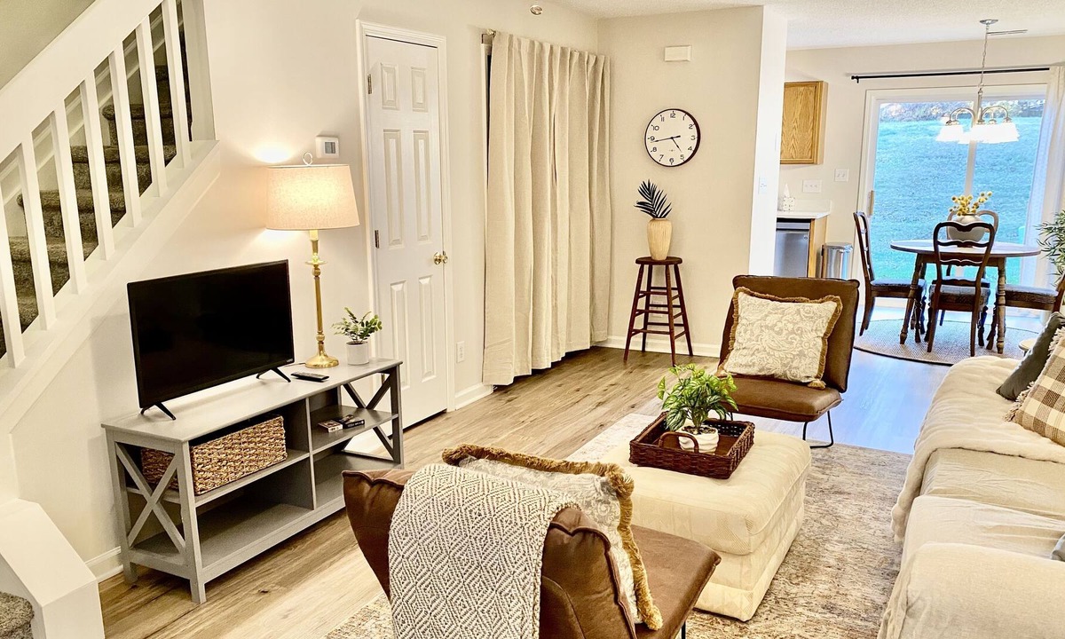 Whitsett House | Charming Townhouse Near The Elon Oaks