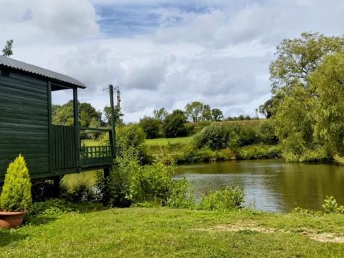 Hadlow Down House | Charming tranquil Shepherds Hut with lakeside balcony 'Roach'