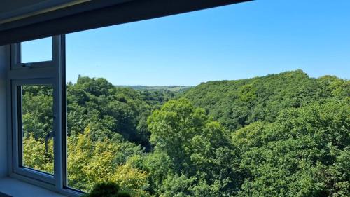 Cilgerran House | Charming tree top cottage overlooking River Teifi