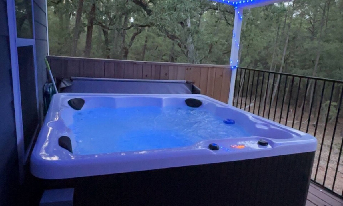 La Grange House | Charming two bed with private spa and access to seven lakes