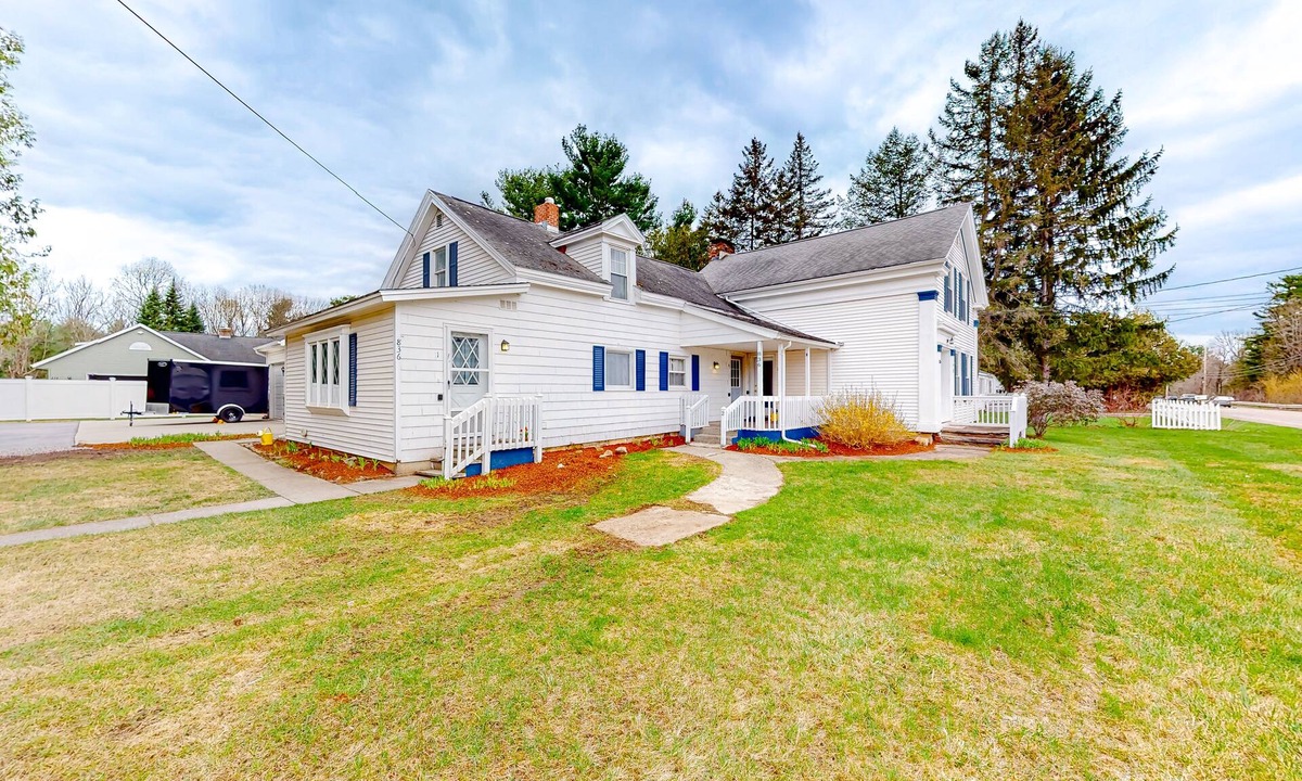Colchester House | Charming two-story duplex with a full kitchen & grassy yard - near Mallets Bay