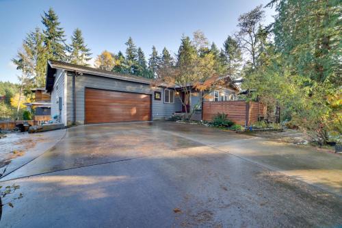 Newcastle House | Charming Unit with Deck about 3 Mi to Lake Washington!