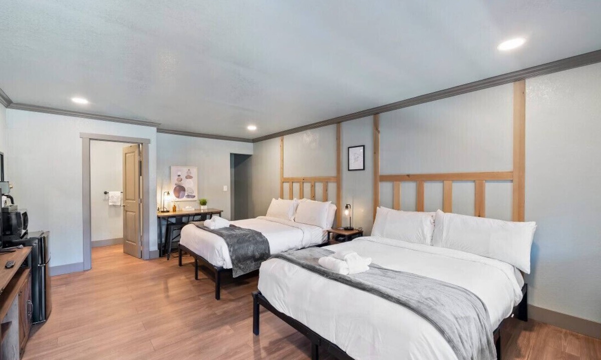 Lakeside Park Bed & Breakfast | Charming, Updated Double Queen on Stateline - Blue Jay Lodge