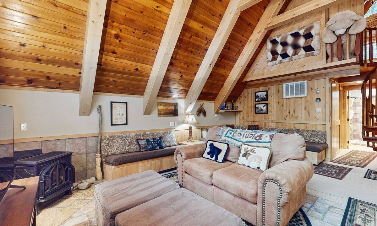 Rancho Bijou House | Charming Updated Rustic Cabin with Gas Fireplace, close to Lake and Ski Resort