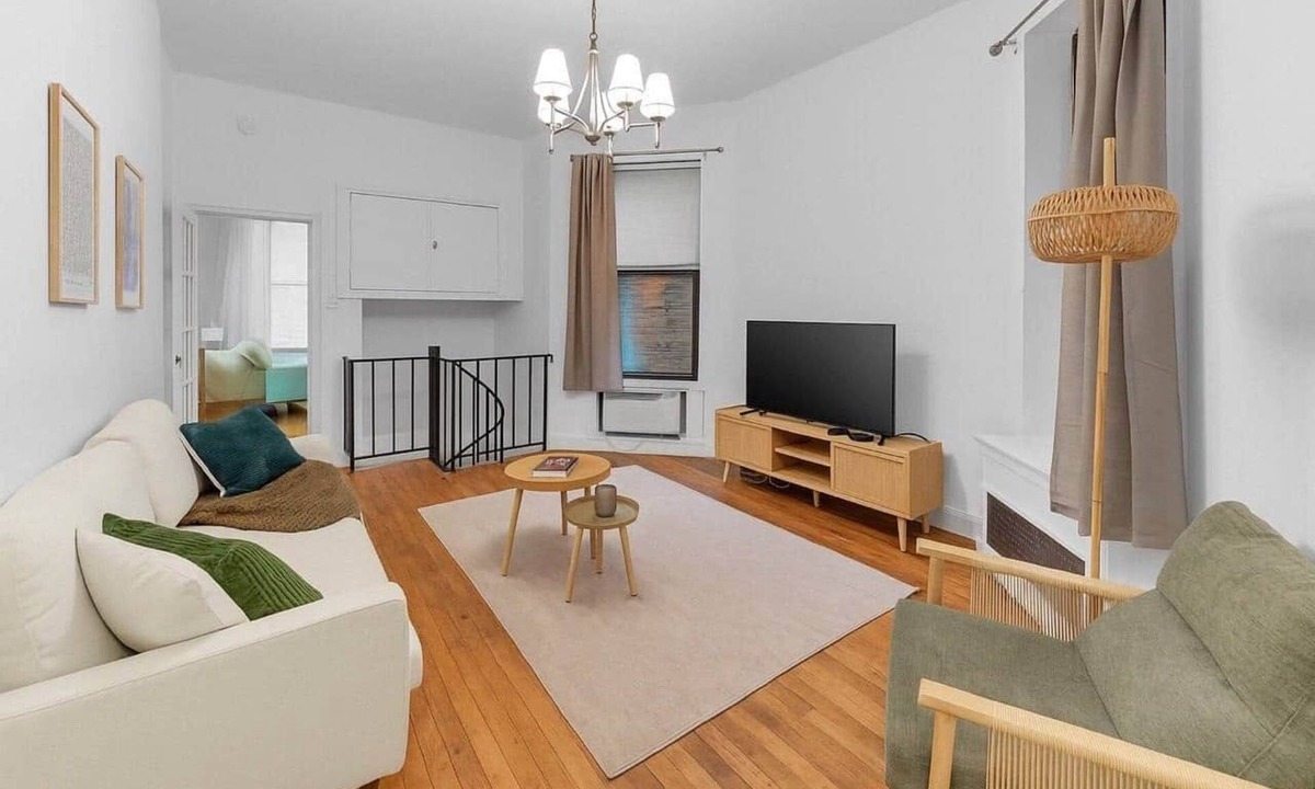 Upper East Side House | Charming Upper East Side Gem W Backyard