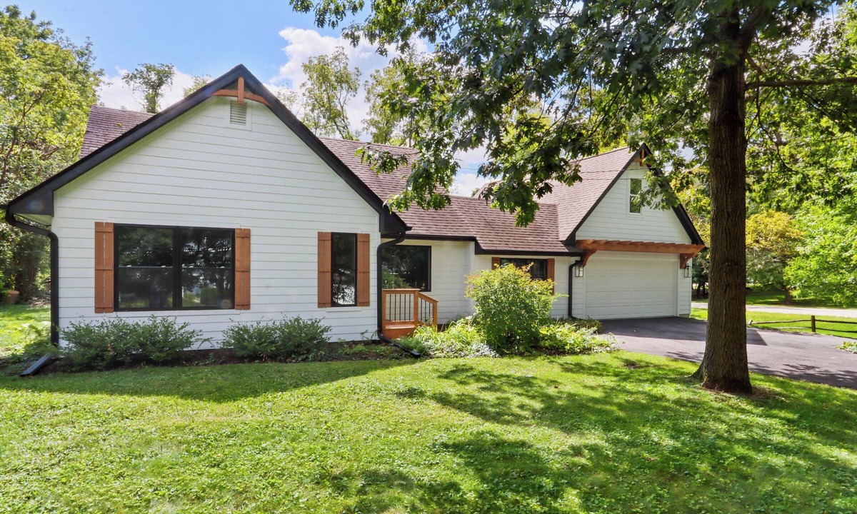 Country Club Estates House | Charming Lake Geneva Getaway 4/2 with Hot Tub