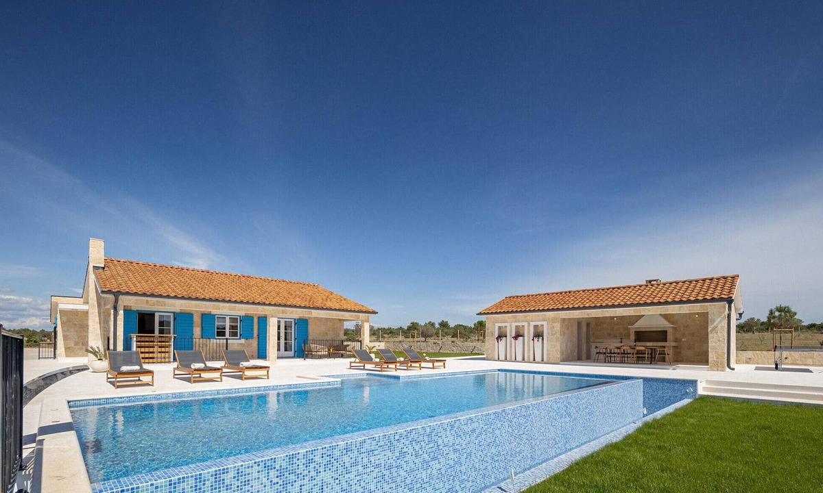 Biograd na Moru Villa | Charming villa Viliska with heated pool