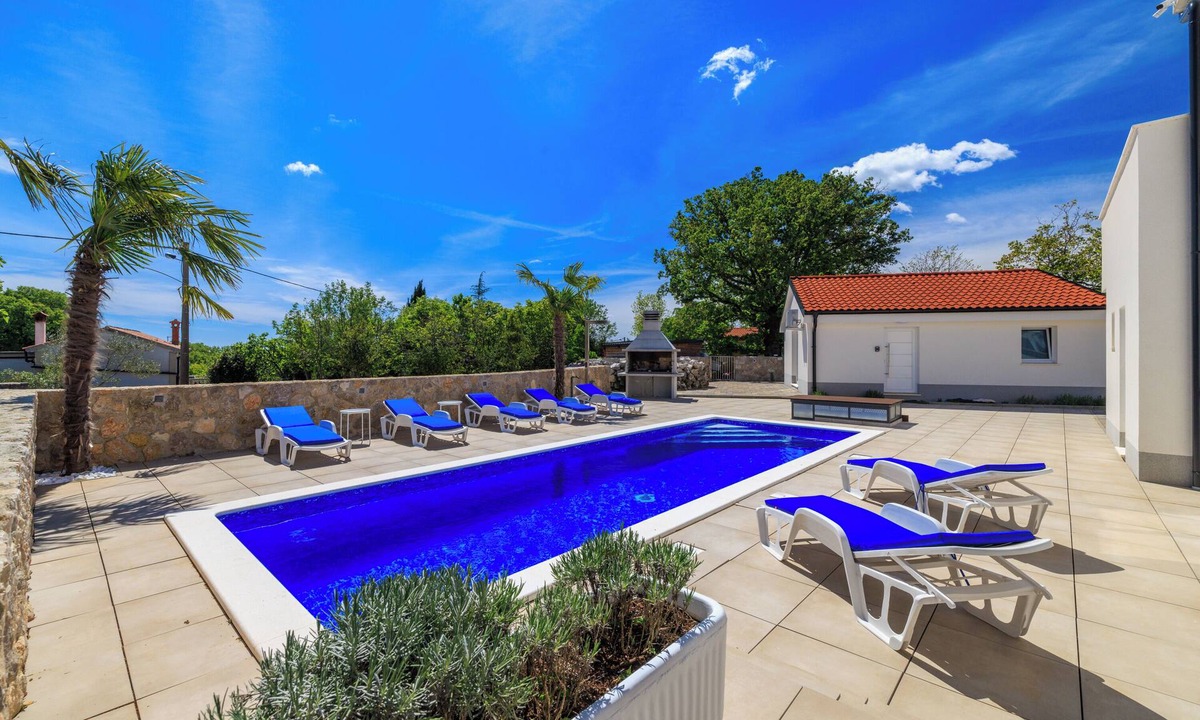 Kras Apartment | Charming vacation apartment with swimming pool, barbecue & private parking space