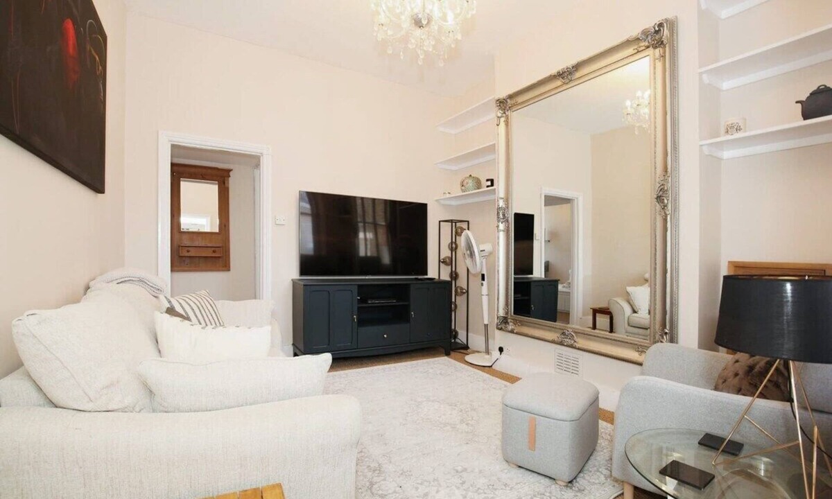 Harrow Road Apartment | Charming Victorian Apartment in Westminster