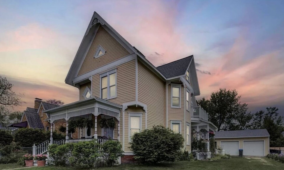 New Buffalo House | Charming Victorian, Private Hot Tub