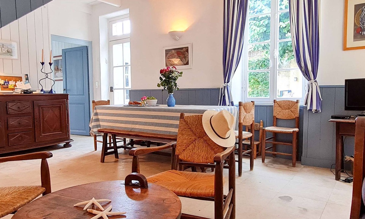La Couarde-sur-Mer House | Charming village house with courtyard + parking