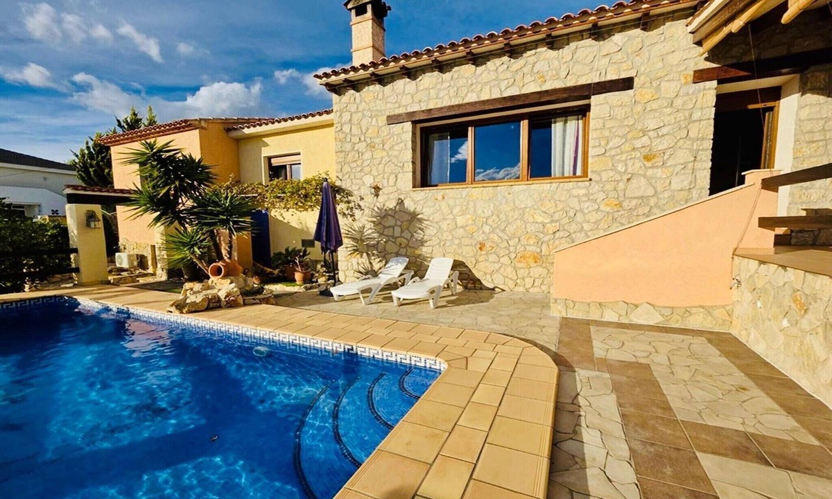 L'Alfas del Pi House | Charming villa with private garden