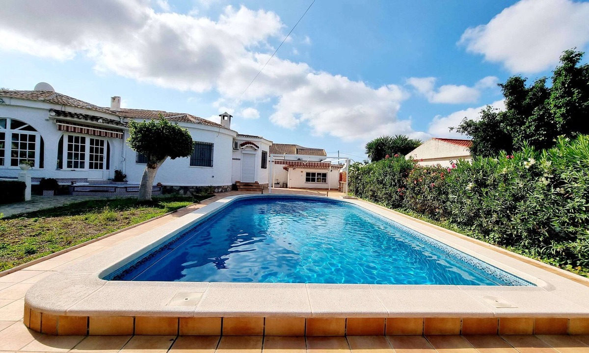 El Chaparral House | Charming Villa with Private Pool in Urb La Siesta Torrevieja