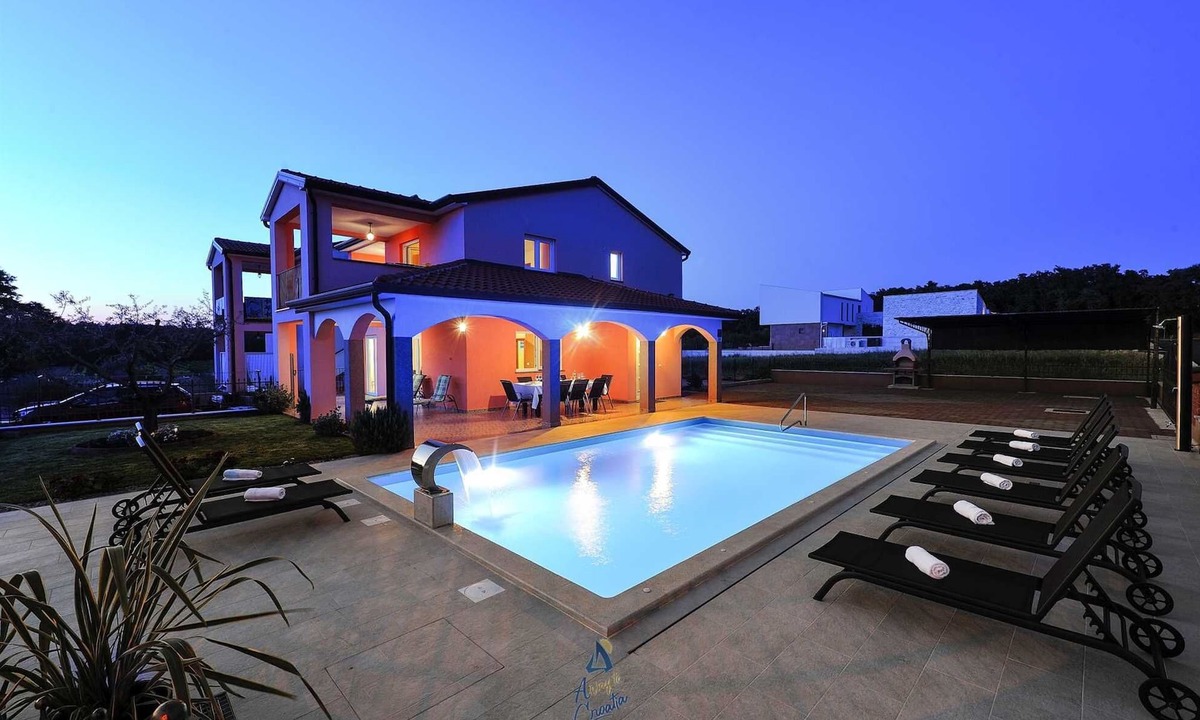 Buzinija Villa | Charming Villa with Hydro Massage Pool, Perfect for Groups of 8