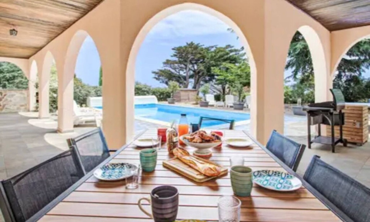 Llauro Villa | Charming Villa with large swimming pool & unique view over mountains, plain, sea