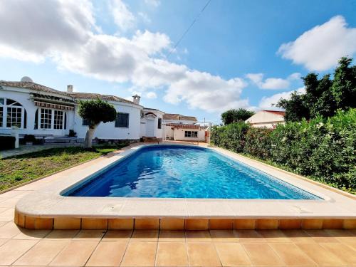 El Chaparral House | Charming Villa with Private Pool in Urb La Siesta Torrevieja