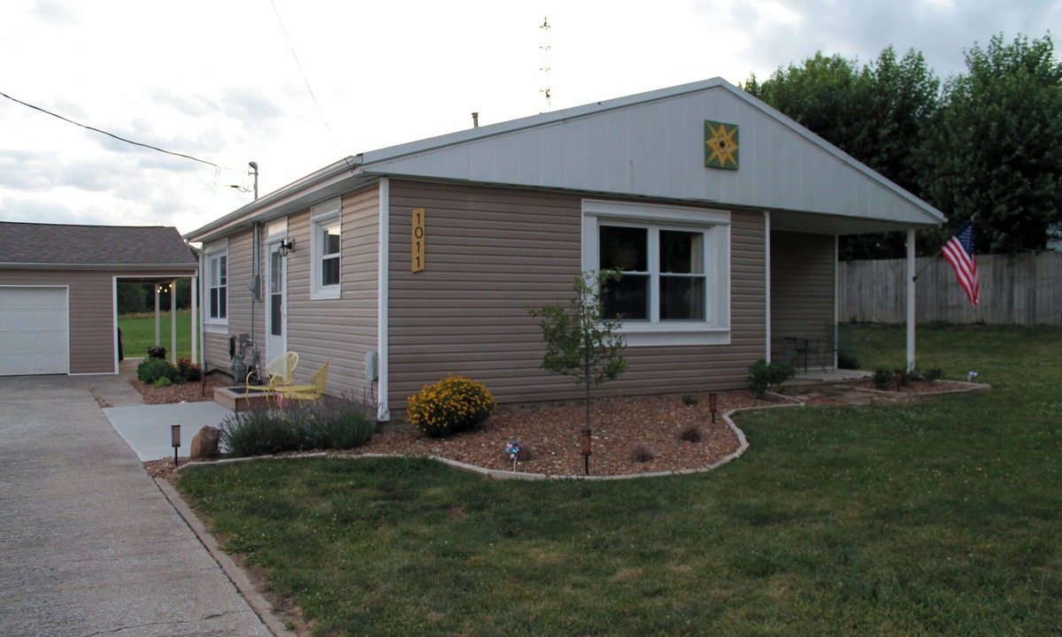 Greensburg House | Charming Vintage Sunshine Bungalow – Cozy Country Views Near Downtown Greensburg