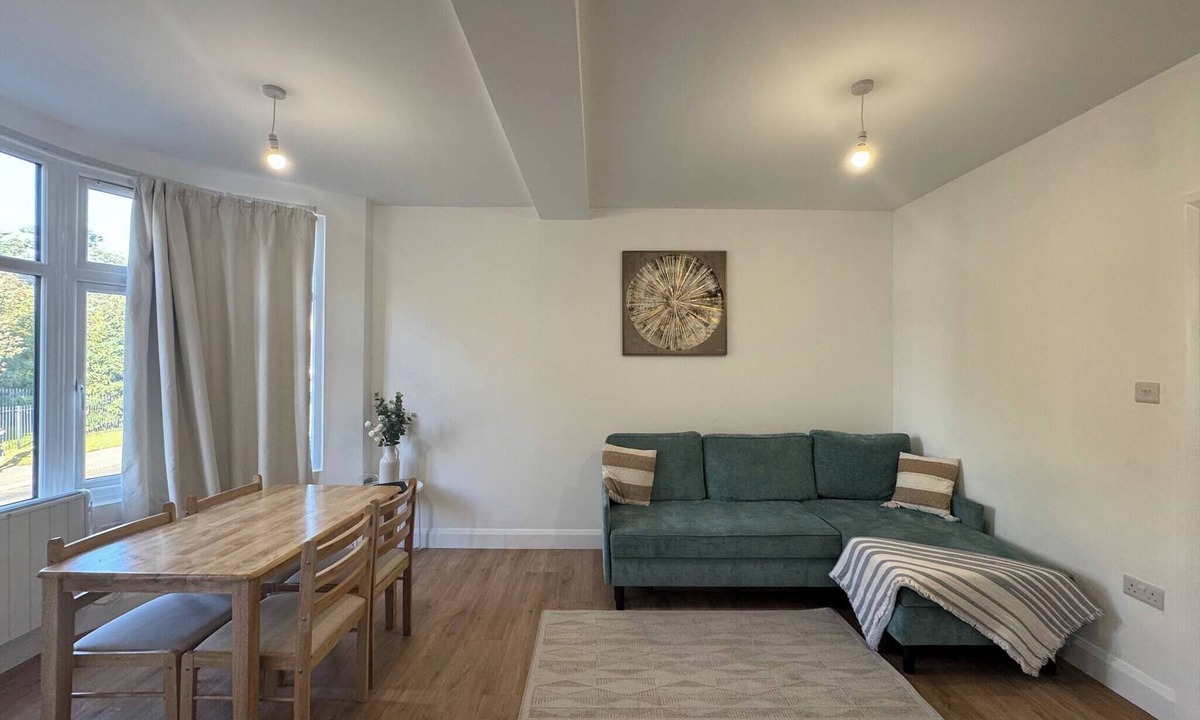 Wallington North Apartment | Charming Wallington Apartment with Hot Tub