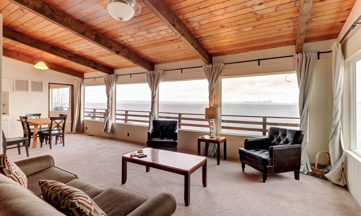 Bainbridge Island House | Charming waterfront home with furnished deck & beach access