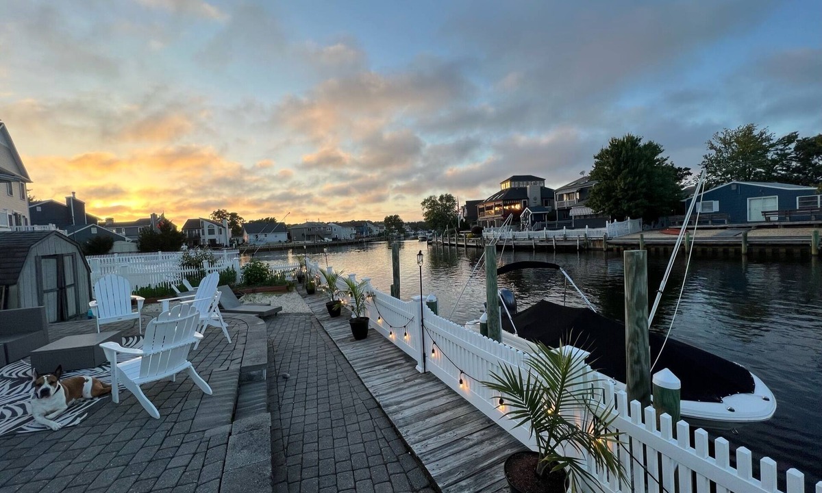 Osbornsville House | CHARMING WATERFRONT HOME IN PRIVATE BEACH COMMUNITY