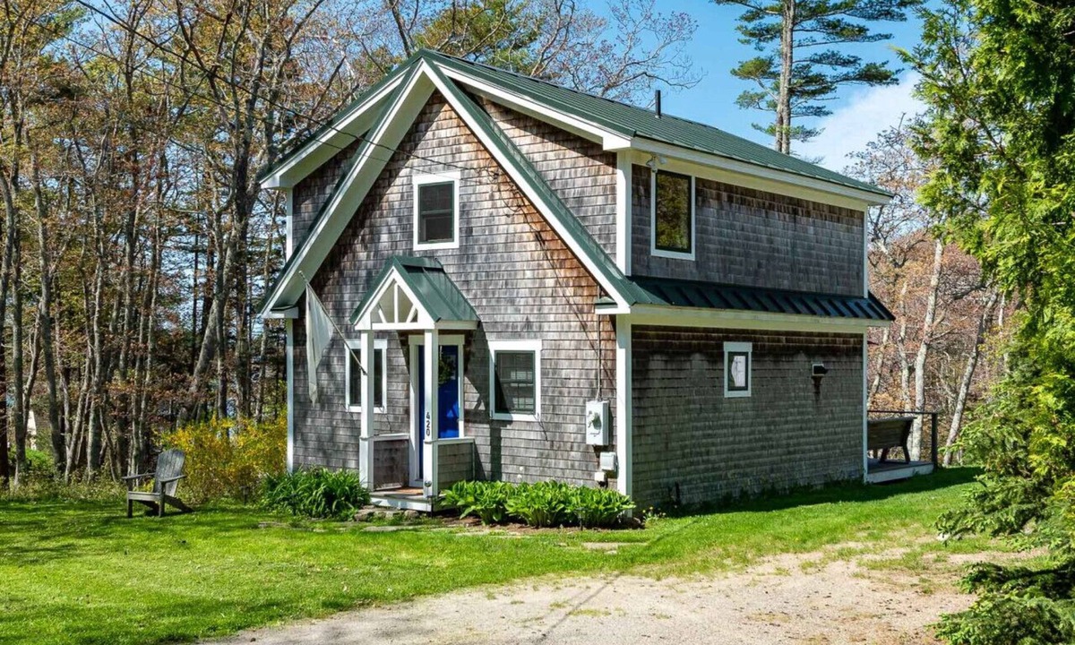 Isle of Springs House | Charming Waterfront Cottage